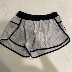 Lululemon teacher short 4”